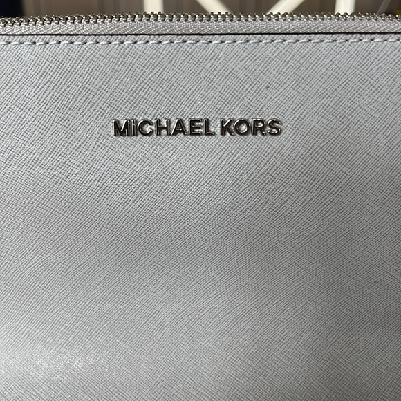 Michael Kors Brand New women’s bag. Superb condition. Lt. grey w/2 interior pkts - Picture 4 of 9